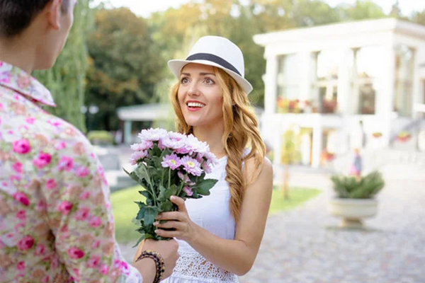 Wearing A Hat On A First Date: Pros And Cons